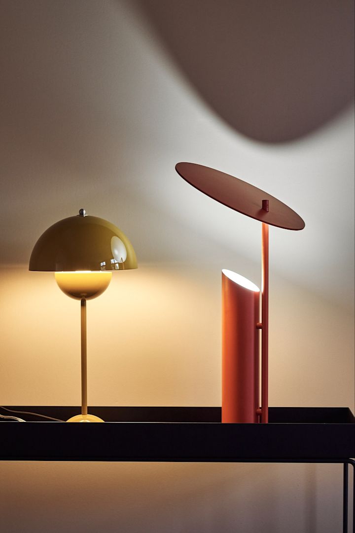 Die Wahl der richtigen Glühbirne - Flowerpot-Lampe und Reflect Tischleuchte von Verpan zeigen Lampen mit 2700K und 3000K.