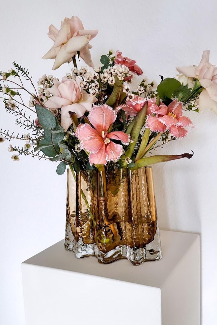 Valentinstag zu Hause: Verschenken Sie Blumen in einer hübschen Vase wie der Gry Wide Vase von Cooee Design, hier zu sehen bei @interiorby_su.