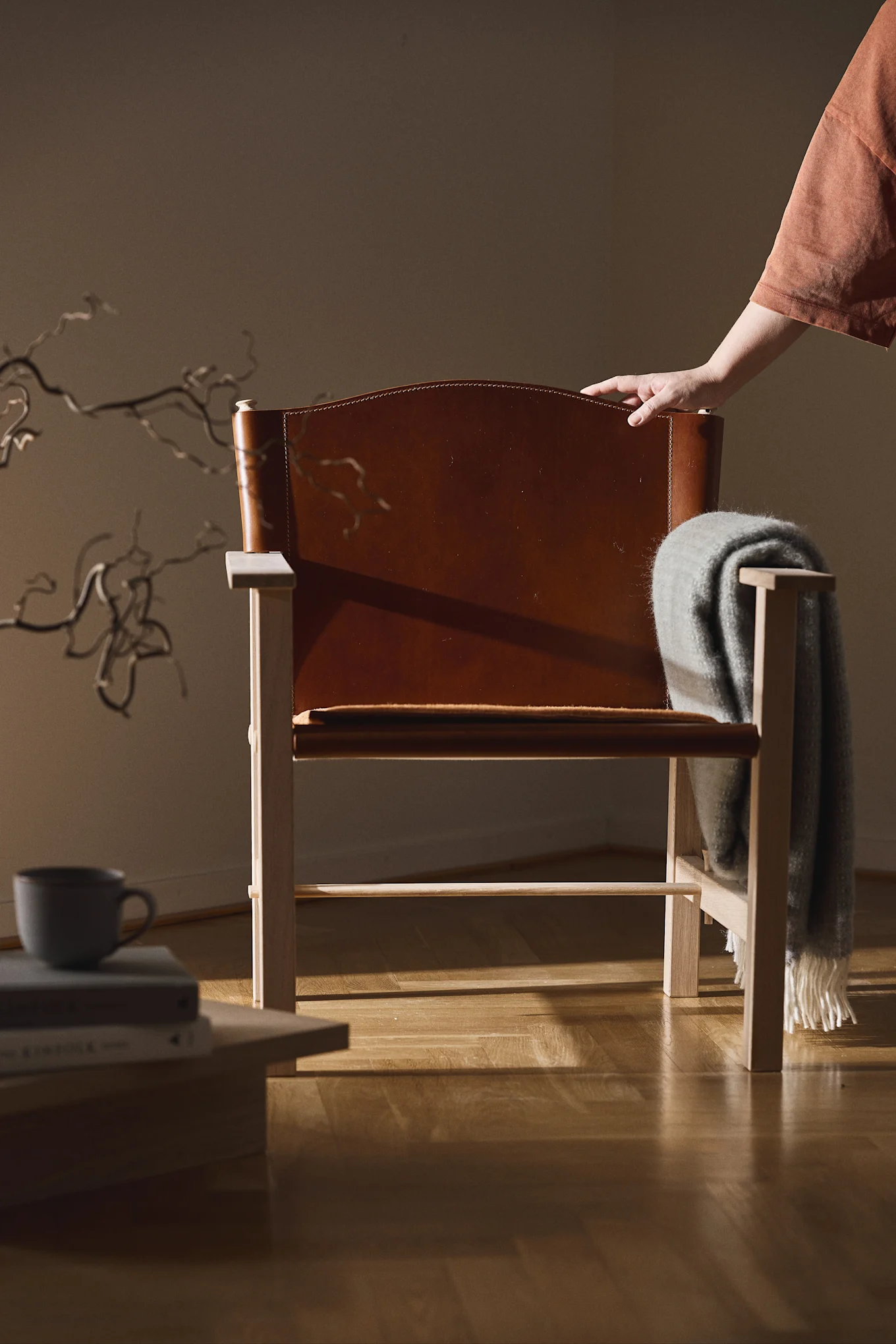 Gärsnäs: Wohnzimmer mit dem Sessel Bleck und der Lampe Pia von Gärsnäs.