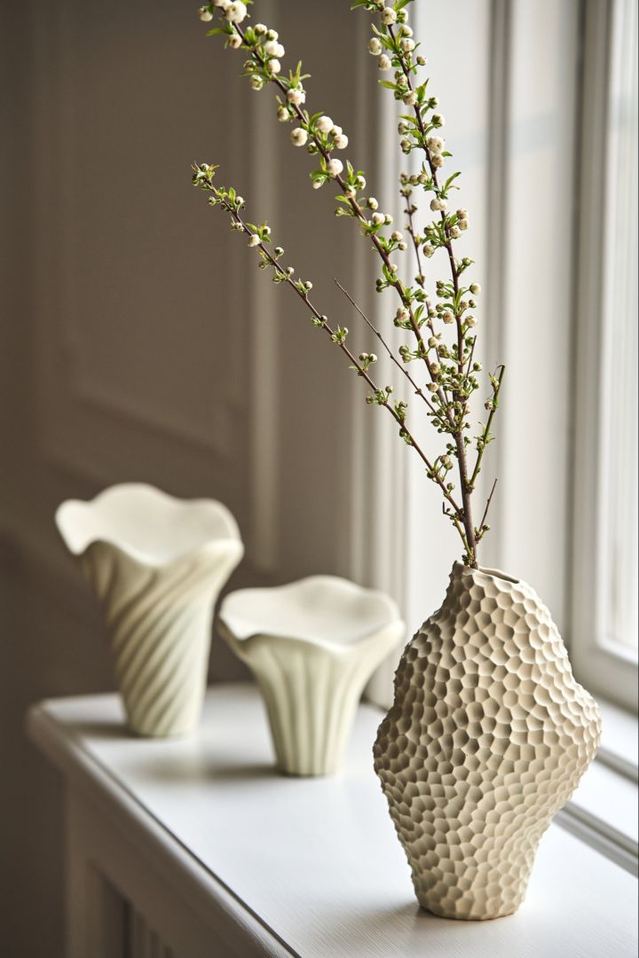 Die Isla Vase von Cooee Design steht im Vordergrund, dahinter die Fungi Skulptur. 