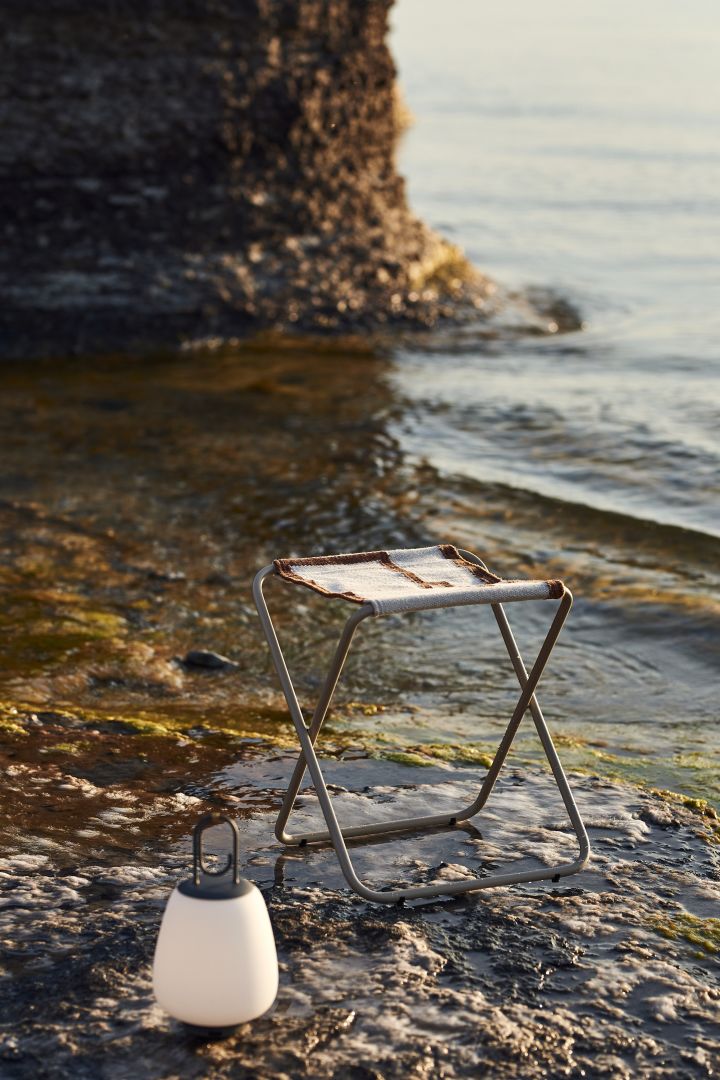 Holen Sie sich einen Klappstuhl wie diesen Desert Hocker von Ferm Living, den Sie diesen Sommer an den Strand, in den Garten oder einfach überall hin mitnehmen können.