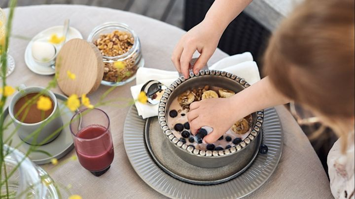 Kleine Hände klauen die Blaubeeren in dieser einfachen Smoothie-Bowl aus Joghurt, Banane und Blaubeeren mit Begeisterung. 