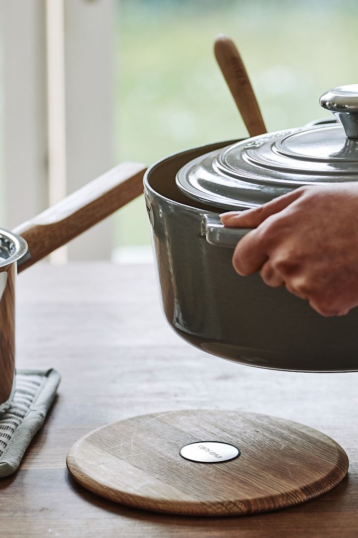 Mehr Freude am Kochen – hier sehen Sie die Nordic Kitchen Magnetuntersetzer von Eva Solo.