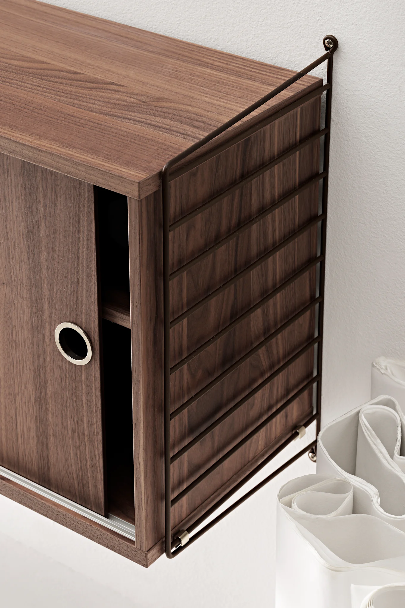 String Regalsystem: Hier sehen Sie ein String Regal auf Metall in einem Kinderzimmer, bestückt mit Plüschtieren und Büchern.