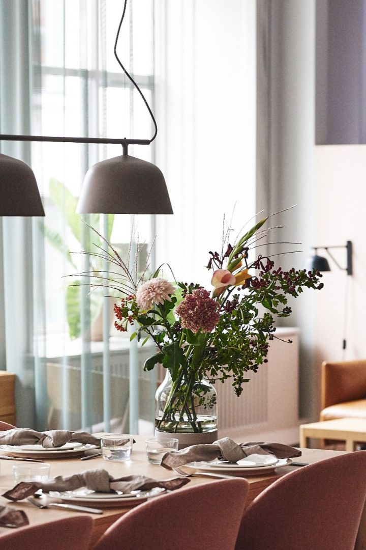 Elevate Vase in Grau mit großem Herbststrauß verbreitet Stimmung auf dem Tisch bei Muuto. 
