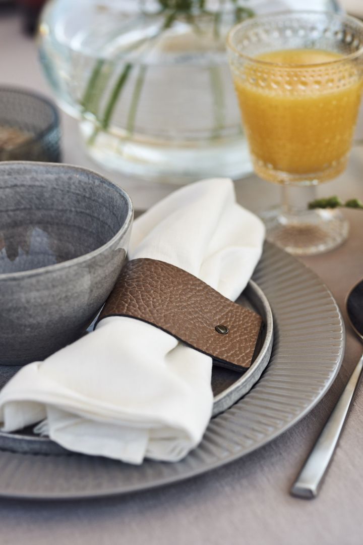 Hotelfrühstück zu Hause - decken Sie den Tisch mit Leinenservietten.