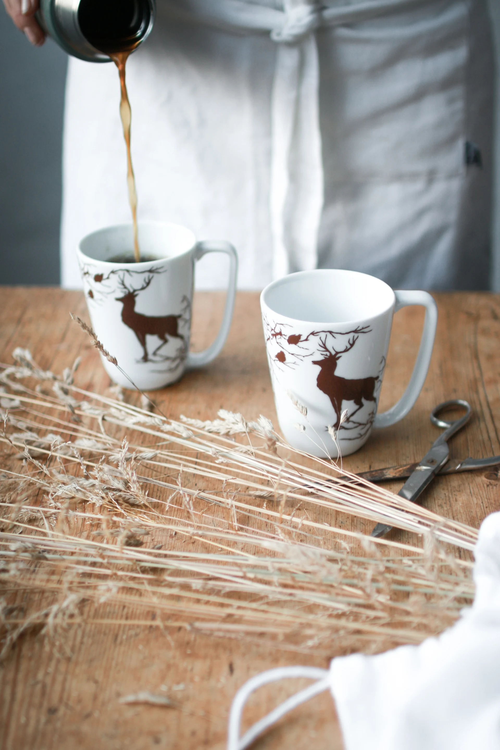 Wik & Walsøe: Hier sehen Sie, wie jemand Kaffee in den Alveskog-Becher von Wik & Walsøe gießt.