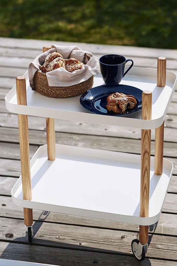 Der Block Tisch von Normann Copenhagen ist perfekt für einen Kaffee in der Sonne auf der Veranda.