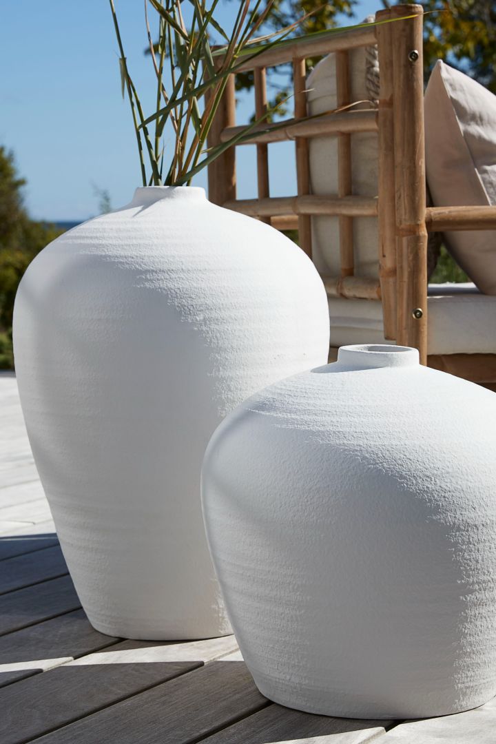 Catia Vasen in einem rustikalen Look in Weiß von Lene Bjerre, die an das Mittelmeer erinnern.