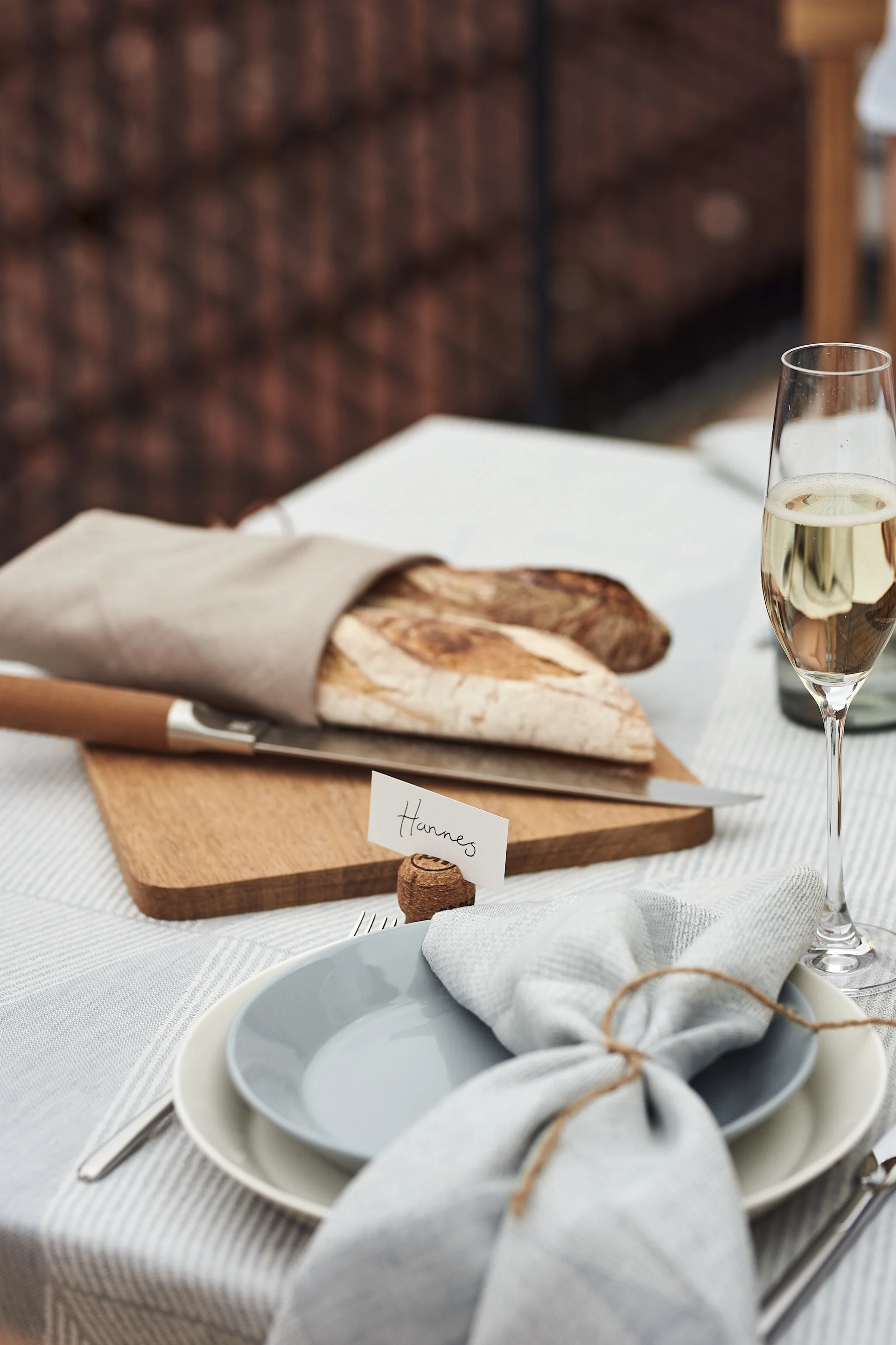 Ein einfaches, knuspriges Brot ist immer eine schöne Ergänzung zu jedem Menü für eine sommerliche Gartenparty. 