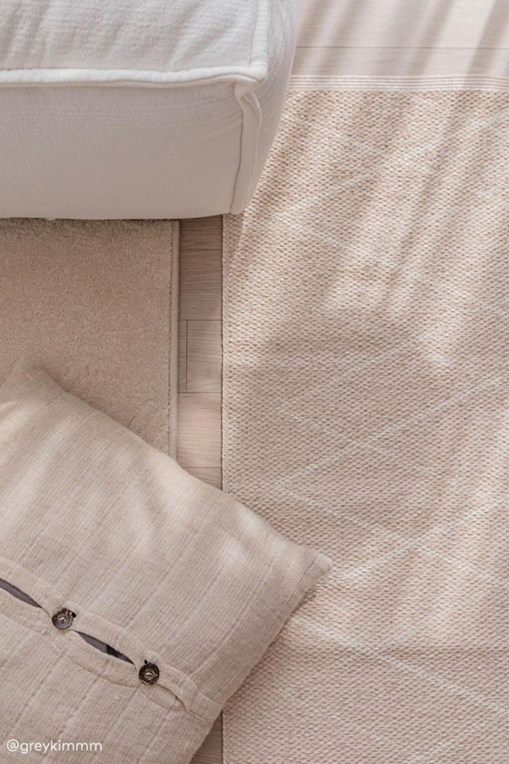 Der Kunststoffteppich Peak in der Farbe Nude Beige von Scandi Living verleiht Ihrem Zuhause ein gemütliches Gefühl. Foto: @greykimmm