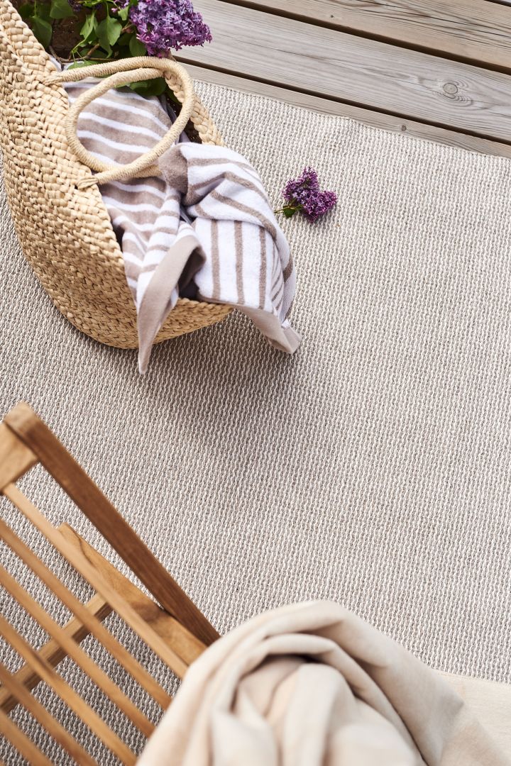Der Kunststoffteppich in der Farbe Nude Beige von Scandi Living verleiht Ihrem Zuhause ein gemütliches Gefühl. 