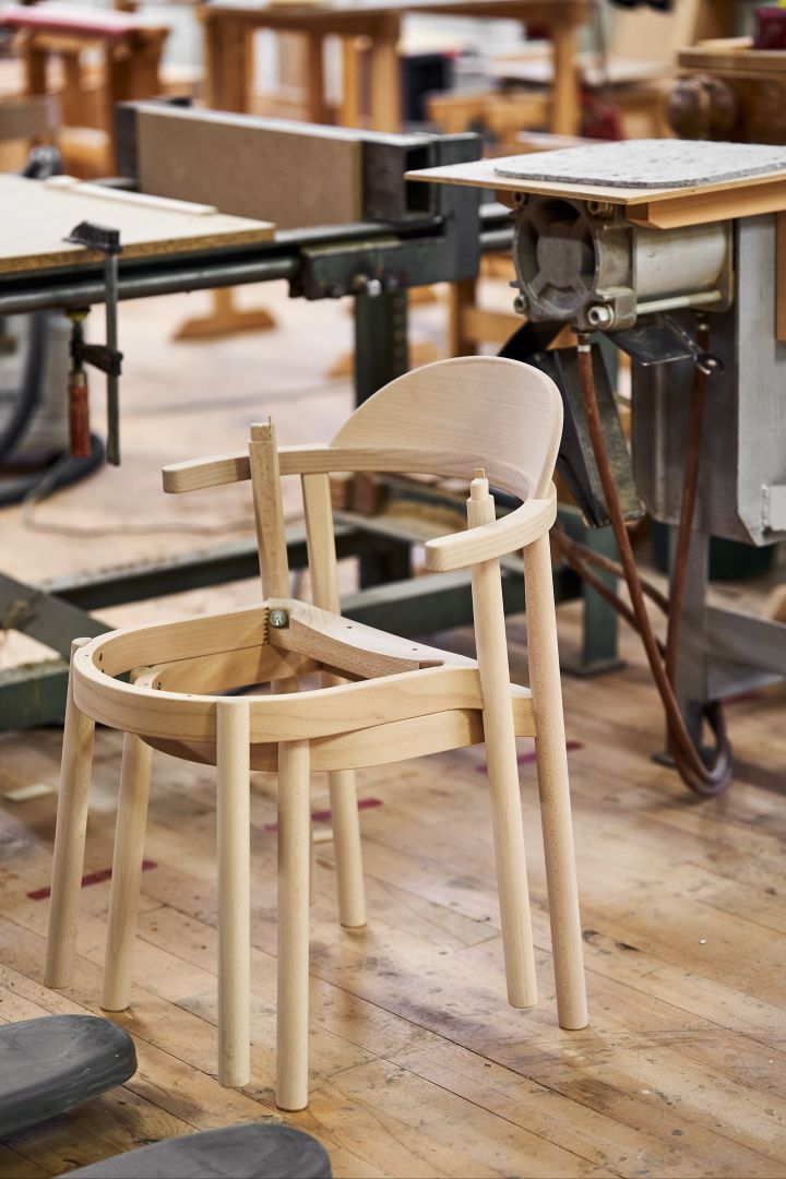 Gärsnäs: Willkommen bei Gärsnäs, der Marke, die seit Generationen Möbel-Ikonen geschaffen hat. In der Fabrik in Österlen werden alle Möbel hergestellt, wie zum Beispiel dieser Holzstuhl mit Gestell.