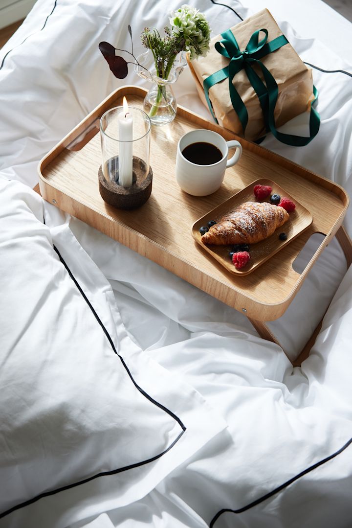 Servieren Sie zum Valentinstag ein Frühstück im Bett mit dem Hanna Tablett von Sagaform.