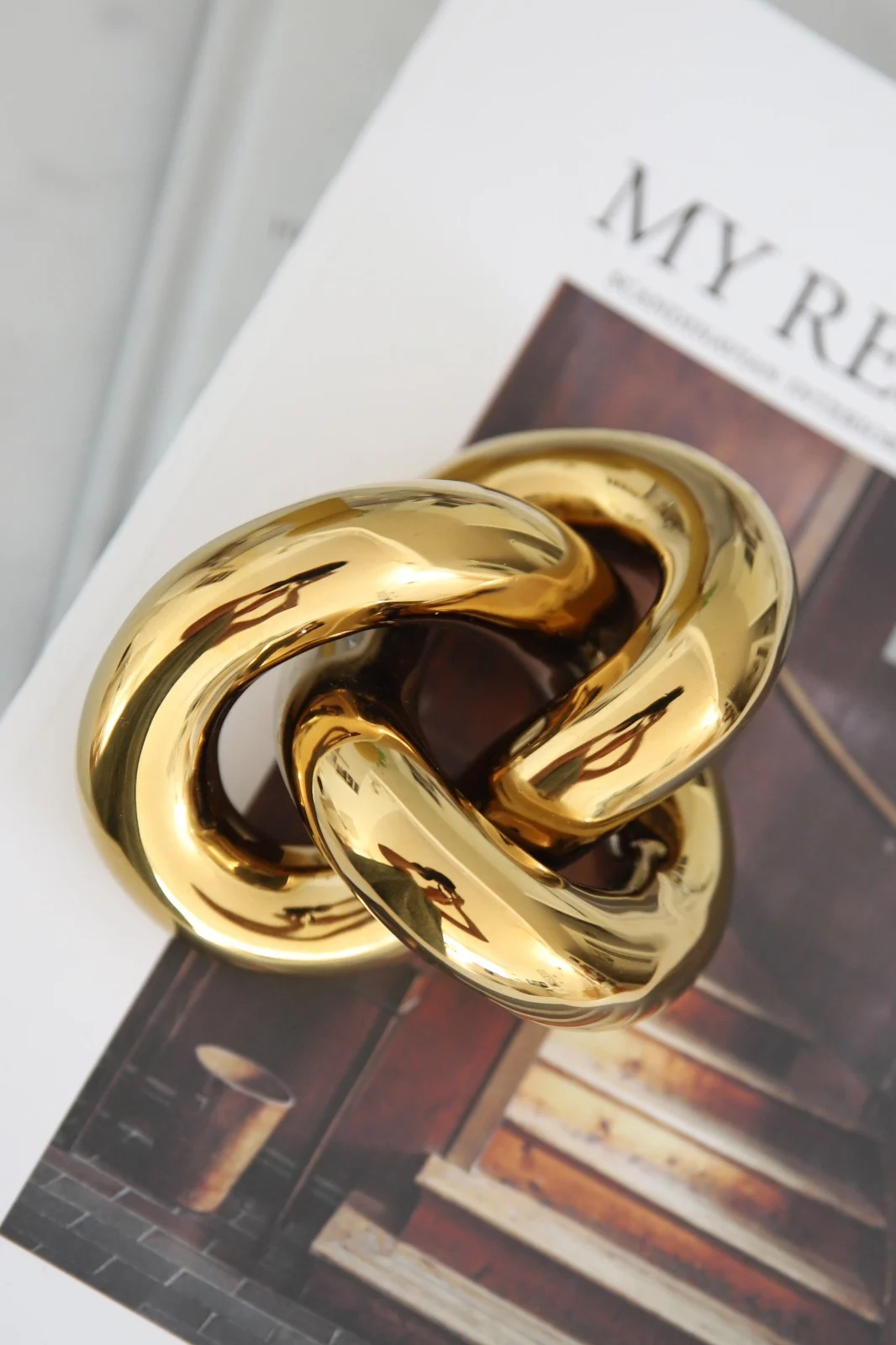 Massives Goldkettenelement ruht auf einem Magazin