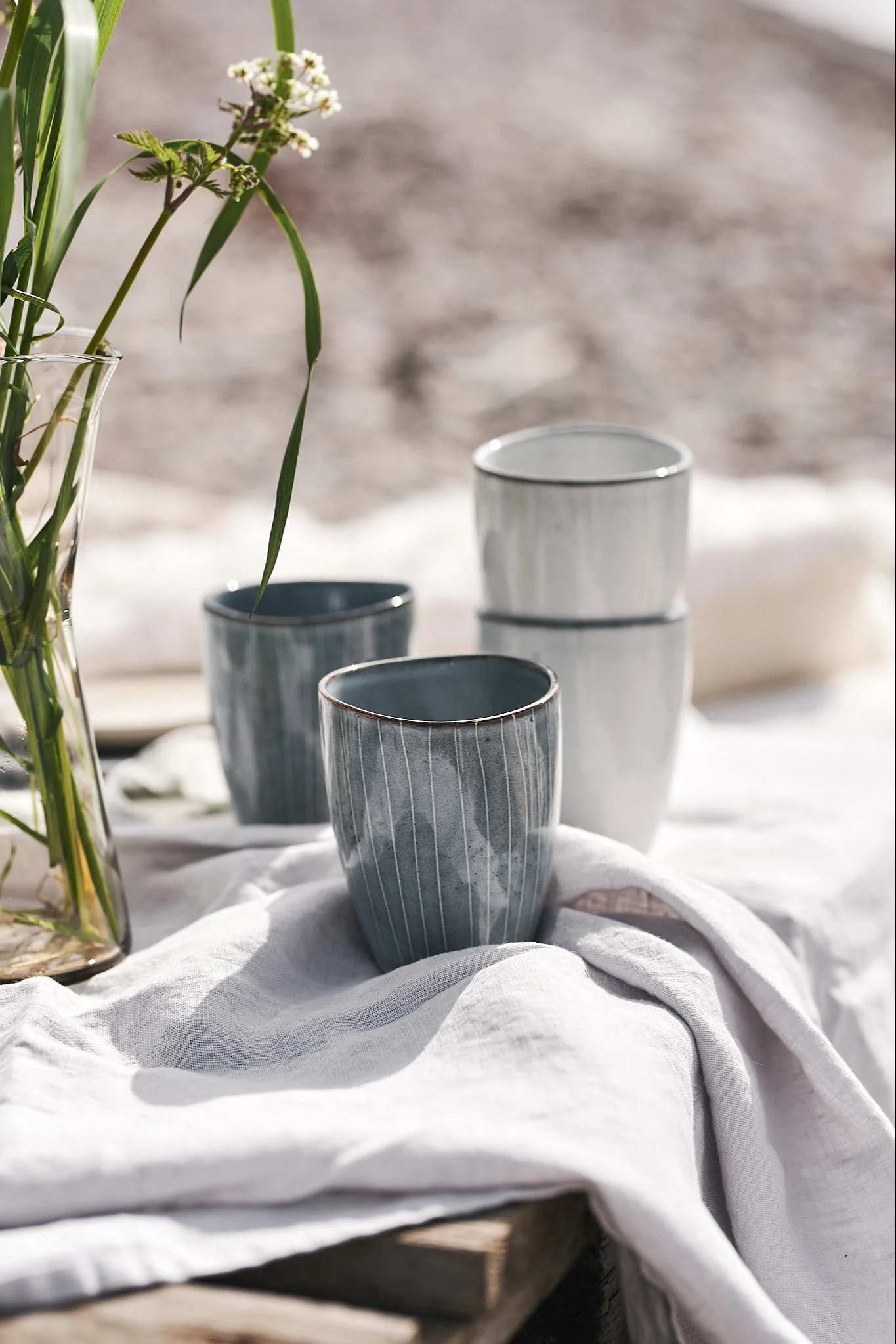 Der Nordic Sea Becher ist das perfekte Geschirr für ein Picknick am Strand.