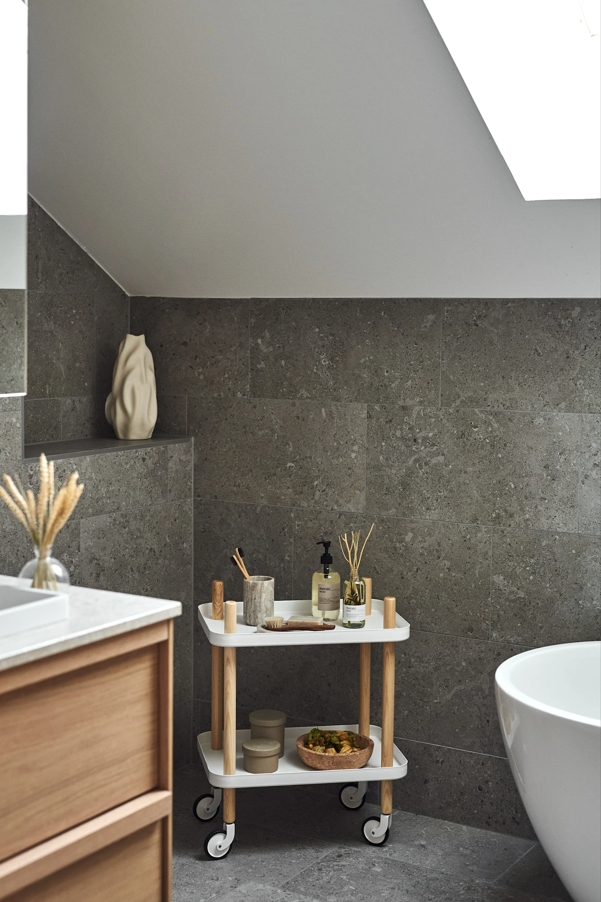 Bewahren Sie Duftstäbchen, Seifen und luxuriöse Accessoires auf dem Block Tisch von Norrmann Copenhagen auf.