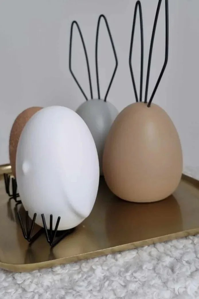 Osterdeko: Die Hare & Hang Around Osterdekoration in zwei verschiedenen Farben von DBKD auf einem Tablett im Zuhause von @cztery katy i smak piaty.