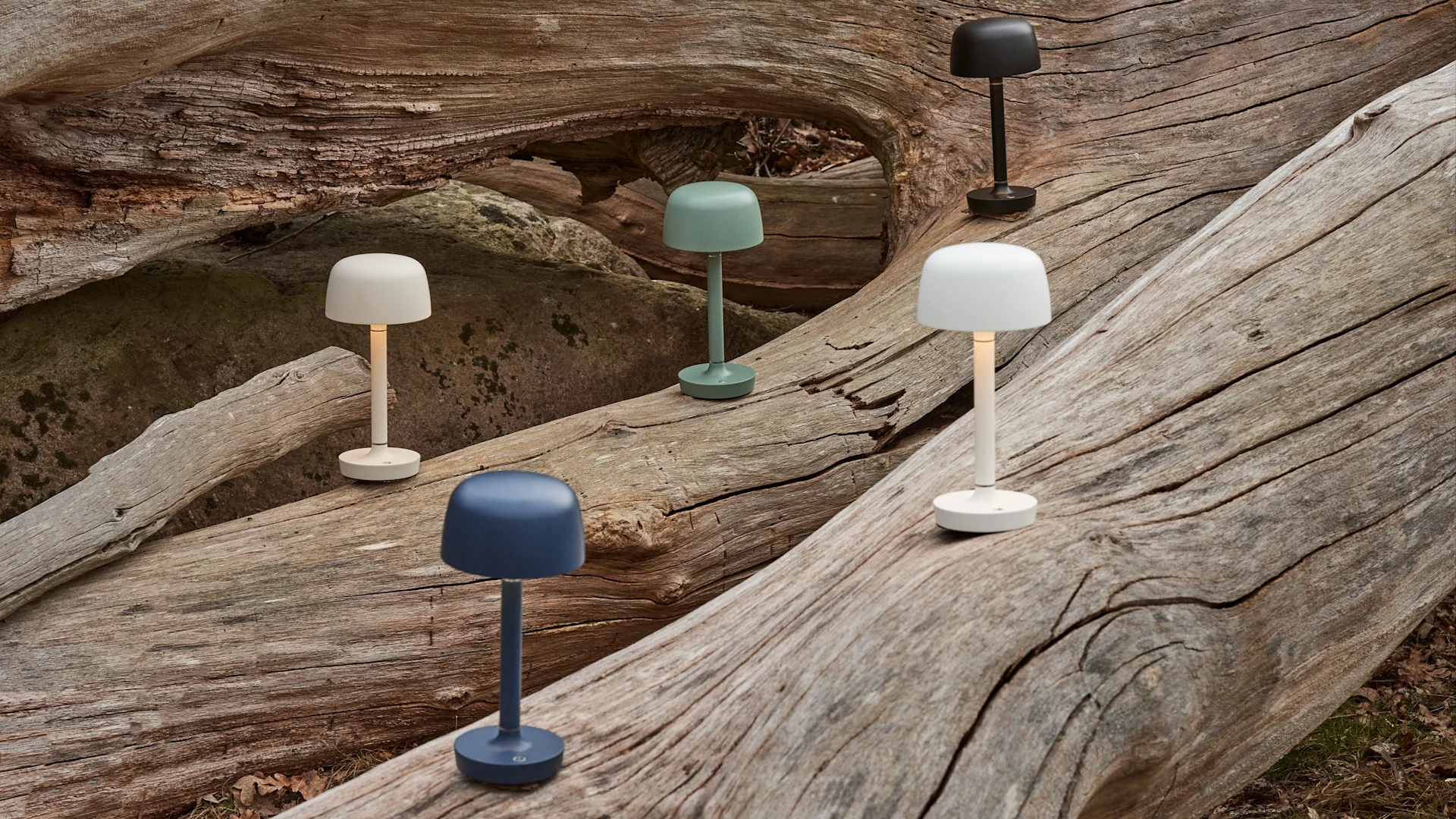 Dies ist die tragbare Lampe Halo von Scandi Living, erhältlich in verschiedenen Farben.tragbare Beleuchtung ist ein Sommerfavorit, der Ihre Sommerabende ein wenig gemütlicher macht. Hier ist die tragbare Lampe Halo von Scandi Living, die in verschiedenen Farben erhältlich ist.