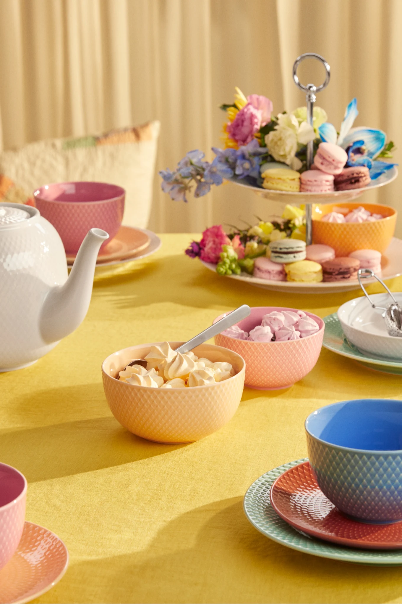 Ein farbenfroher Tisch, perfekt für Ostern, gedeckt mit Geschirr aus der Rhombe-Kolletion von Lyngby Porcelaen.