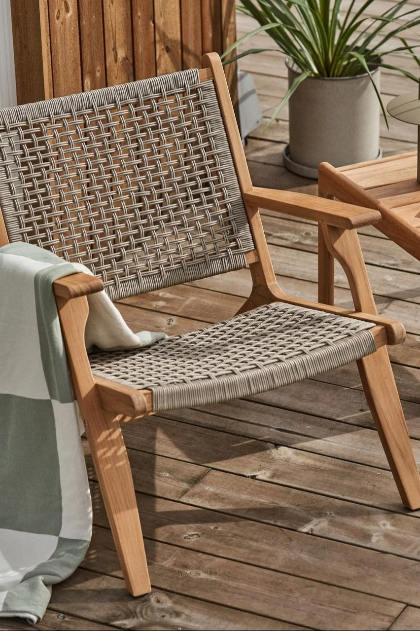Der Sandvik Sessel von 1898 gehört mit seinem Materialienmix aus Teakholz und Polypropylen definitiv zu den Gartenmöbel-Trends 2025.