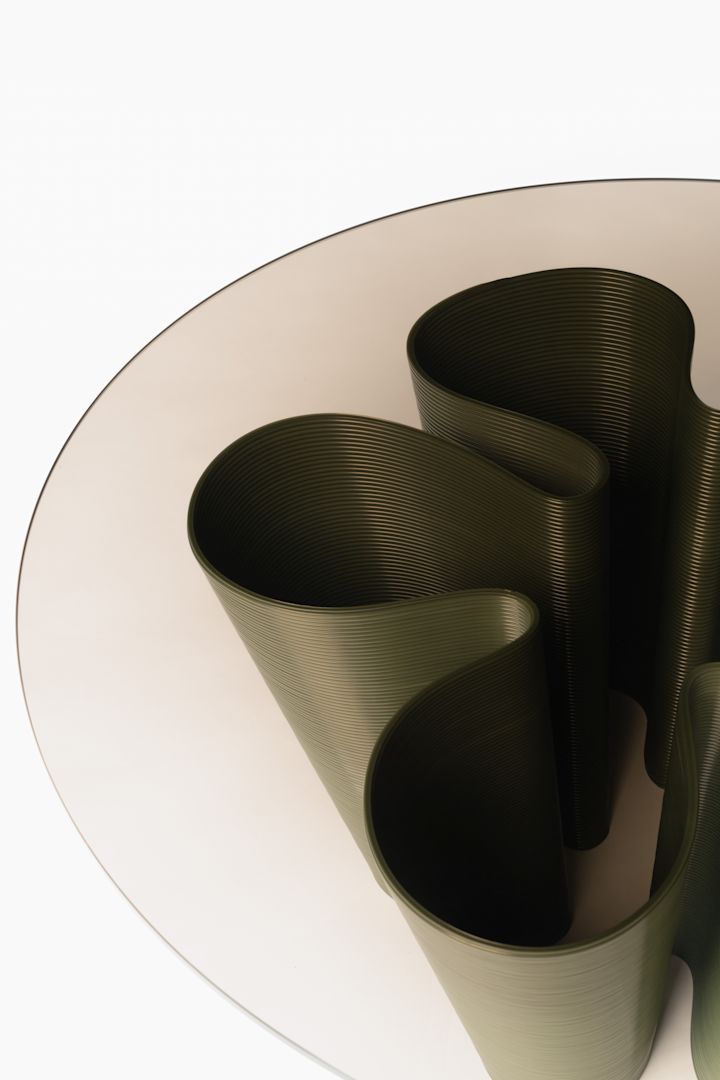 Der Anemone Couchtisch von Ekbacken Studios wird mit Hilfe eines 3D-Druckers aus alten Fischernetzen hergestellt.