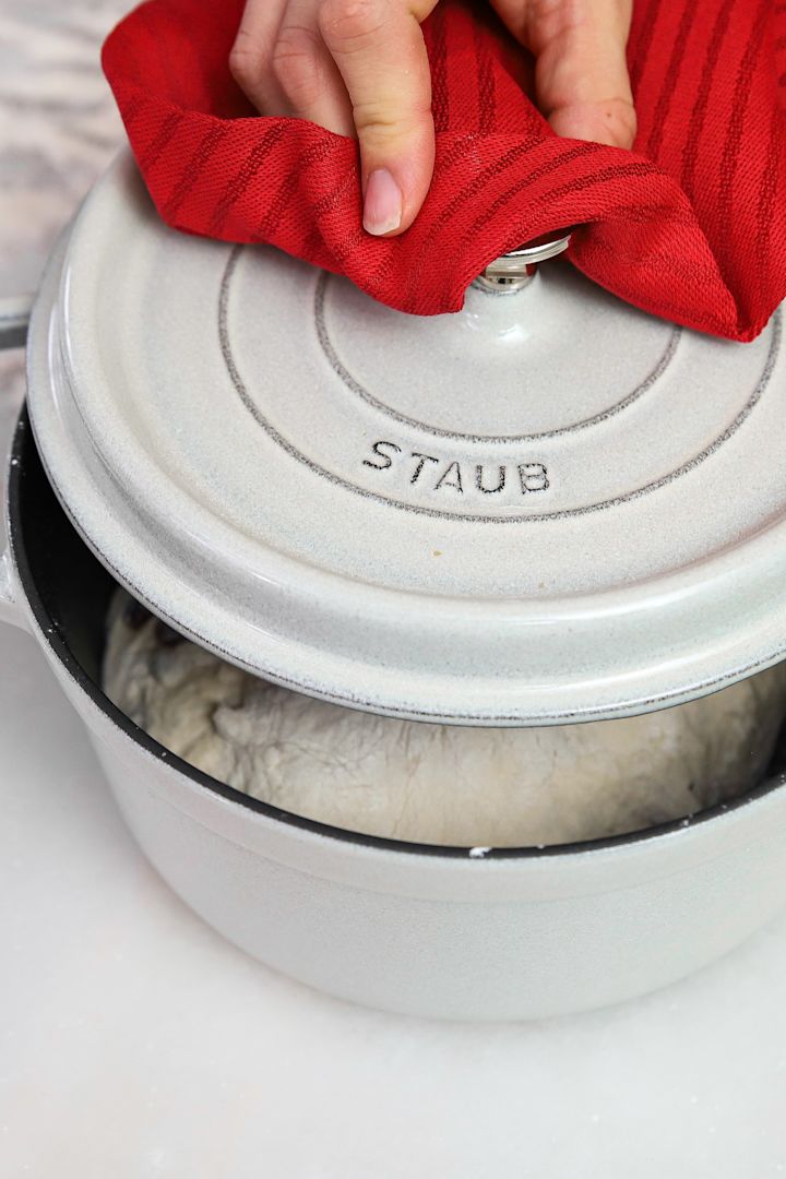 Weihnachtsrezepte  von Baka med Frida: Backen Sie Ihr Brot in einem gusseisernen Topf von Staub.