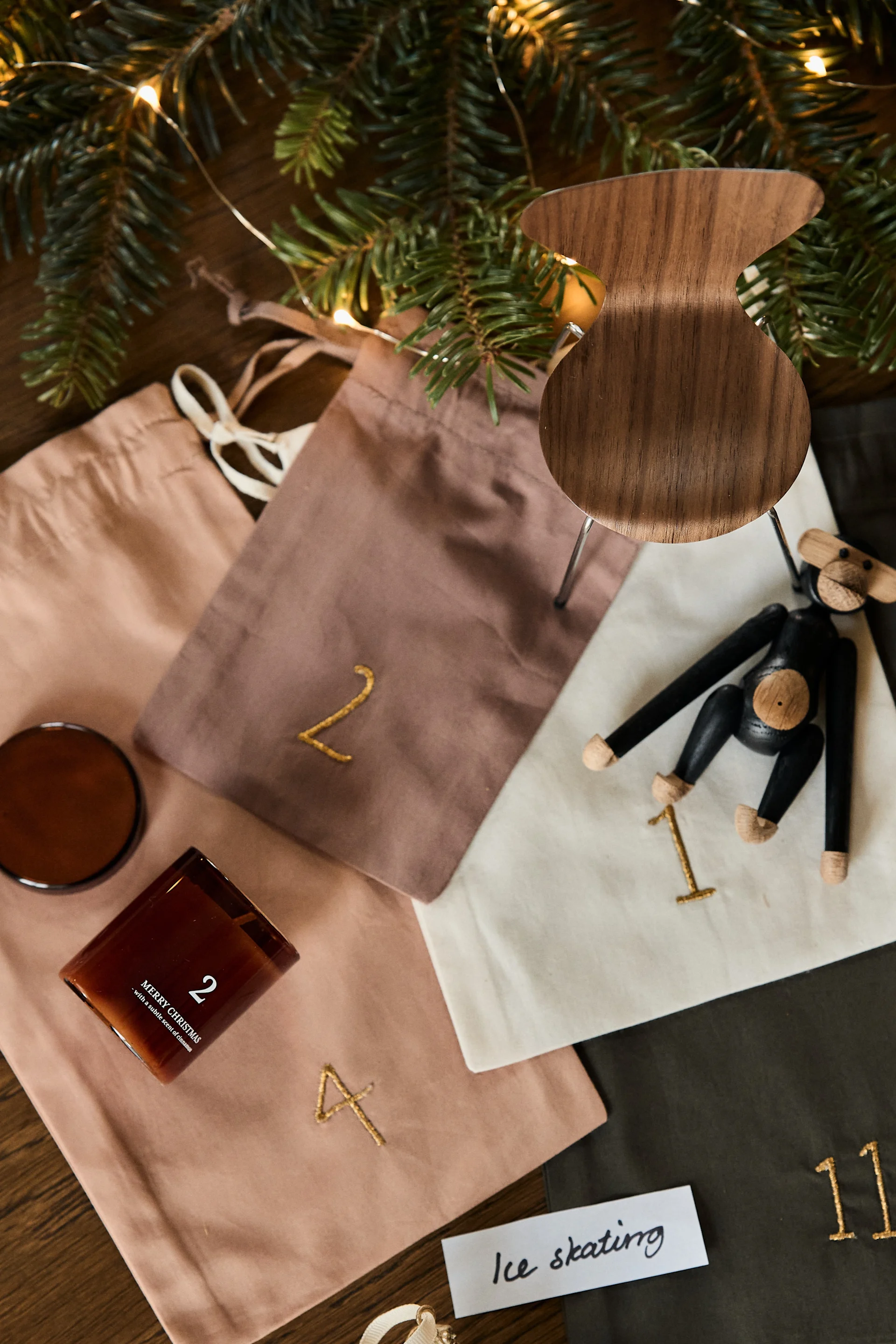 Nutzen Sie den Christmas countdown Weihnachtskalender von ferm LIVING und befüllen Sie ihn beispielsweise mit Designklassikern, wie dem Affen von Kay Bojesen, Duftkerzen oder weihnachtlichen Anhängern.