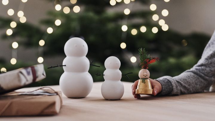 DBKD-Schneemänner stehen zusammen mit den Adventsdekorationen der Kinder auf dem Tisch.