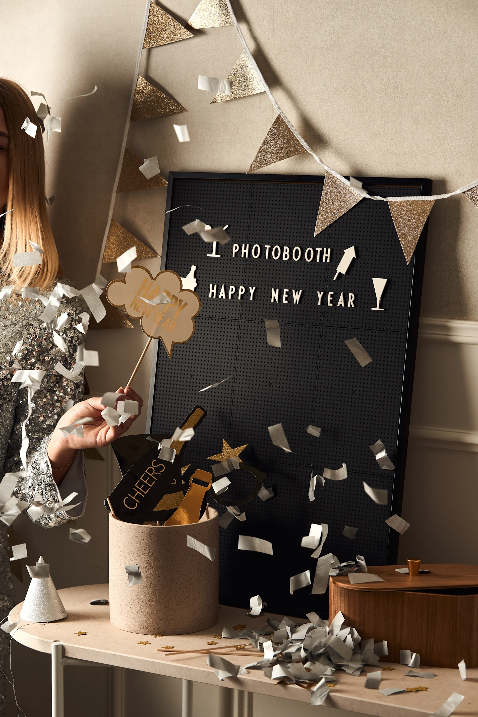 Ideen für Ihre Silvesterparty: Schaffen Sie eine Photoecke für Ihre Gäste und legen Sie entsprechendes Zubehör bereit, damit die Party unvergesslich wird, beispielsweise in Form des Letter Boards von Design Letters.