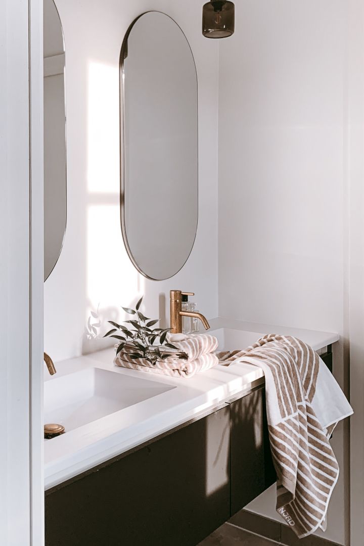 Das beige-gestreifte Handtuch über dem Waschbecken verleiht dem Badezimmer der schwedischen Influencerin @arkihem das gewisse Extra.