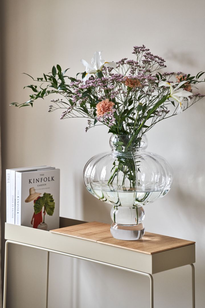 Ein echter Hingucker im Wohnzimmer sind Blumen von Blombruket in der Balloon Vase von Louise Roe Copenhagen.