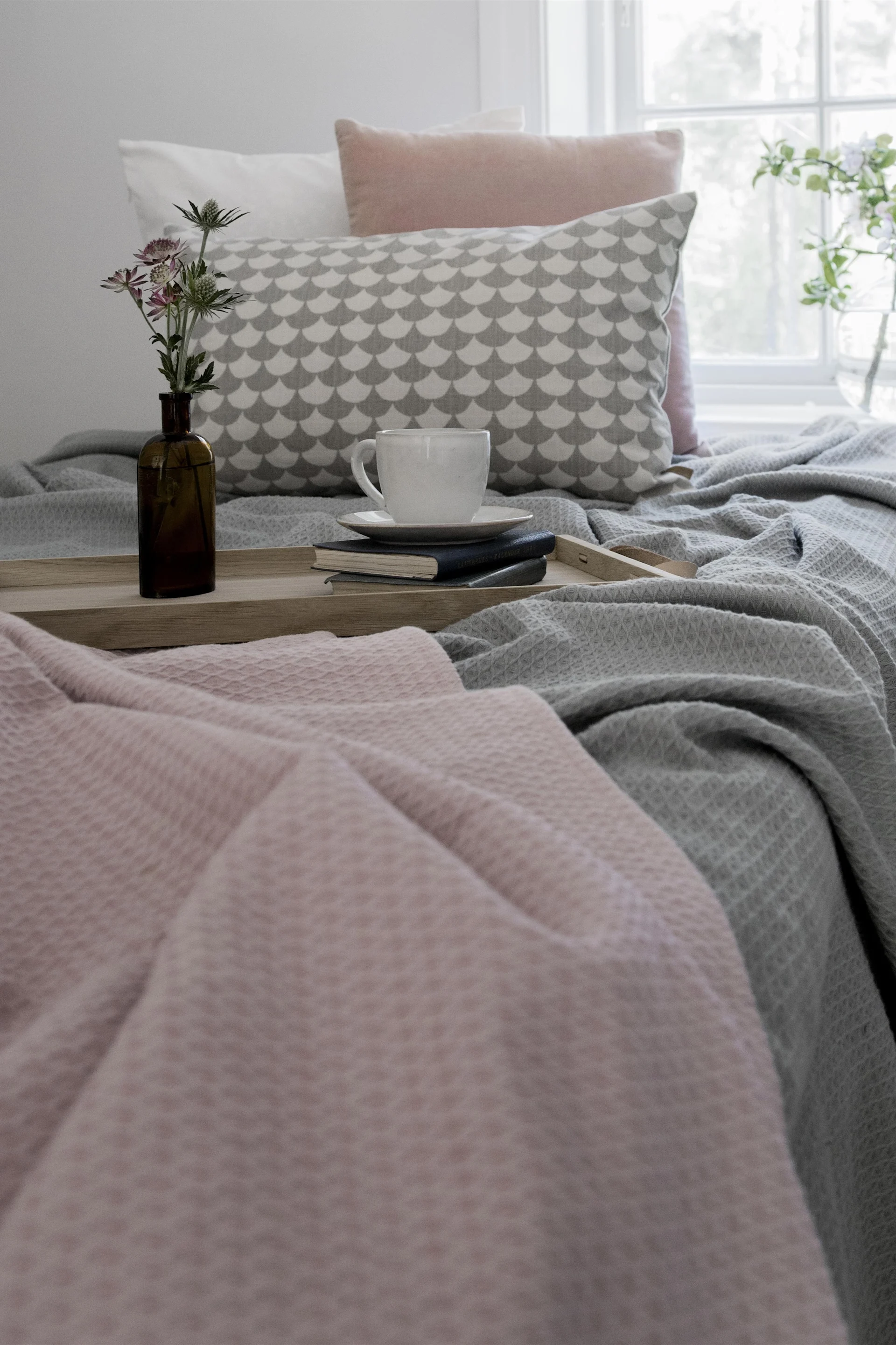 Eine Idee, um den Valentinstag entspannt zu beginnen: Ein Frühstück oder eine Tasse Kaffee im Bett.