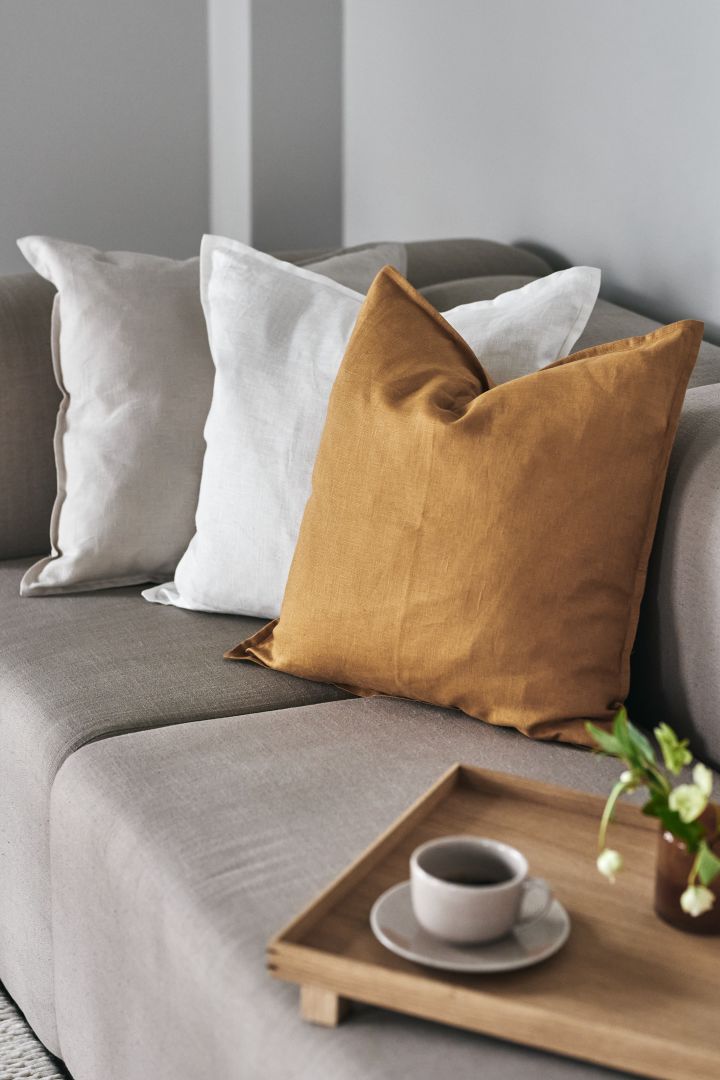 Warme Töne von Senfgelb sind einer der Farbtrends im Jahr 2022 –wie hier zu sehen im Kissenbezug Calm von Scandi Living.