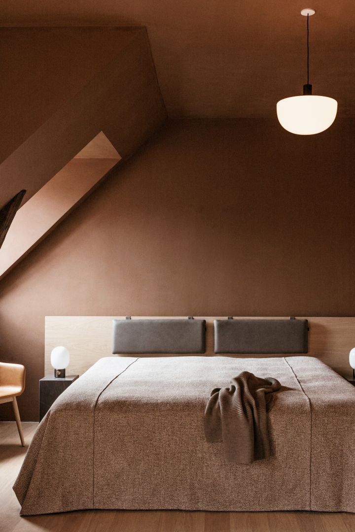 Gerade strenge Linien auf gemachten Betten wie hier in Menus Designhotel liegen 2021 voll im Trend.