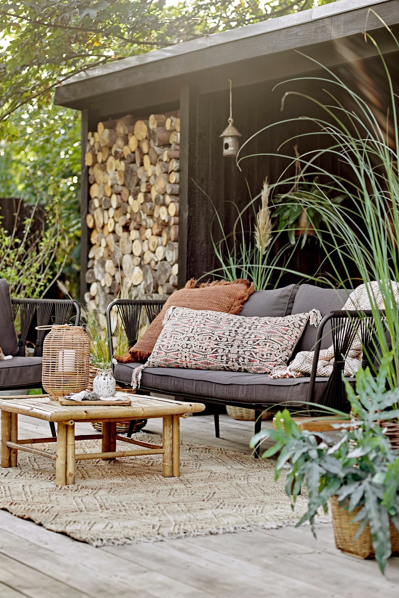 Richten Sie eine gemütliche Lounge-Ecke auf Ihrem Boho-Balkon ein. Hier sehen Sie eine gemütliche Lounge auf einem Boho-Balkon mit dem Pavone-Sofa von Bloomingville.