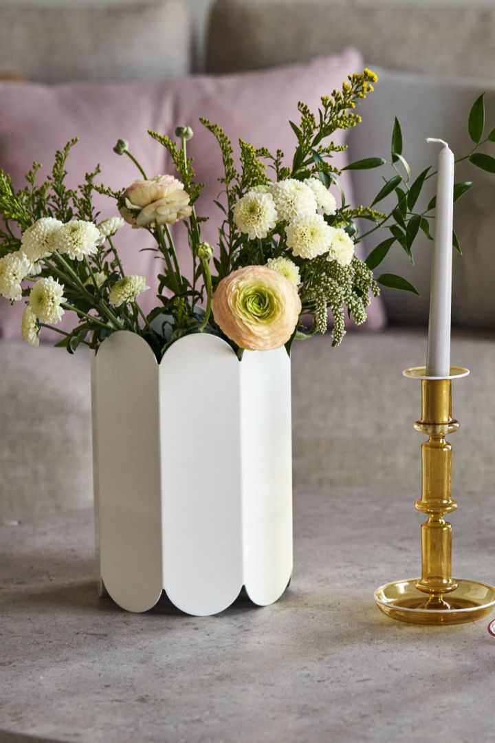Die Vase Arcs und die Flare-Kerzenhalter von HAY auf einem Couchtisch aus Marmor. 
