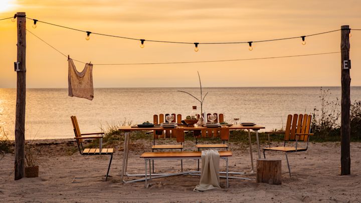 Lernen Sie Grythyttan kennen: Die Möbel der schwedischen Marke eignen sich nicht nur hervorragend für Grillabende im Garten, sondern auch für ein stimmungsvolles Picknick am Strand während des Sonnenuntergangs.