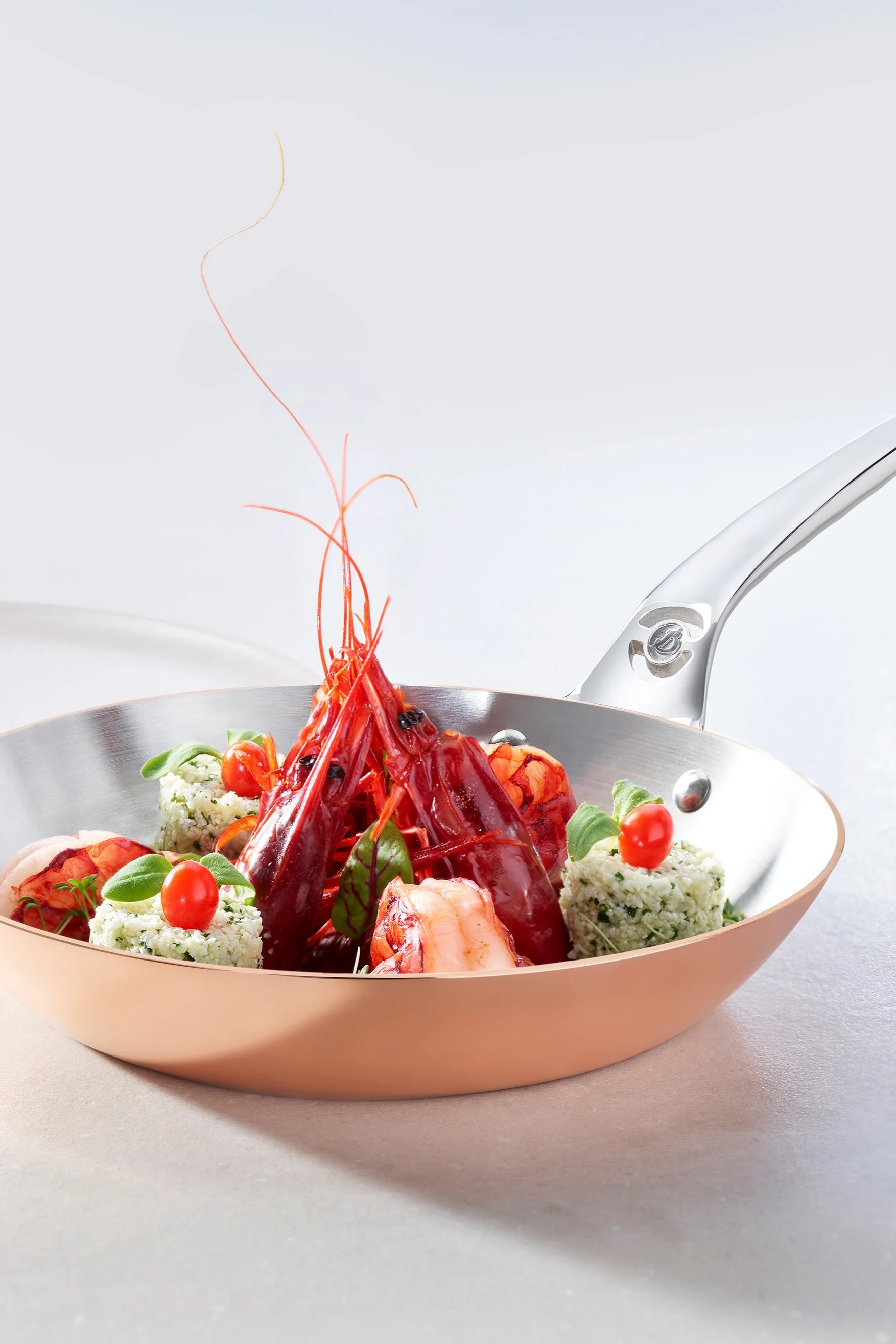 Ein lecker aussehendes Gericht wurde in der Prima Matera Pfanne von De Buyer zubereitet.