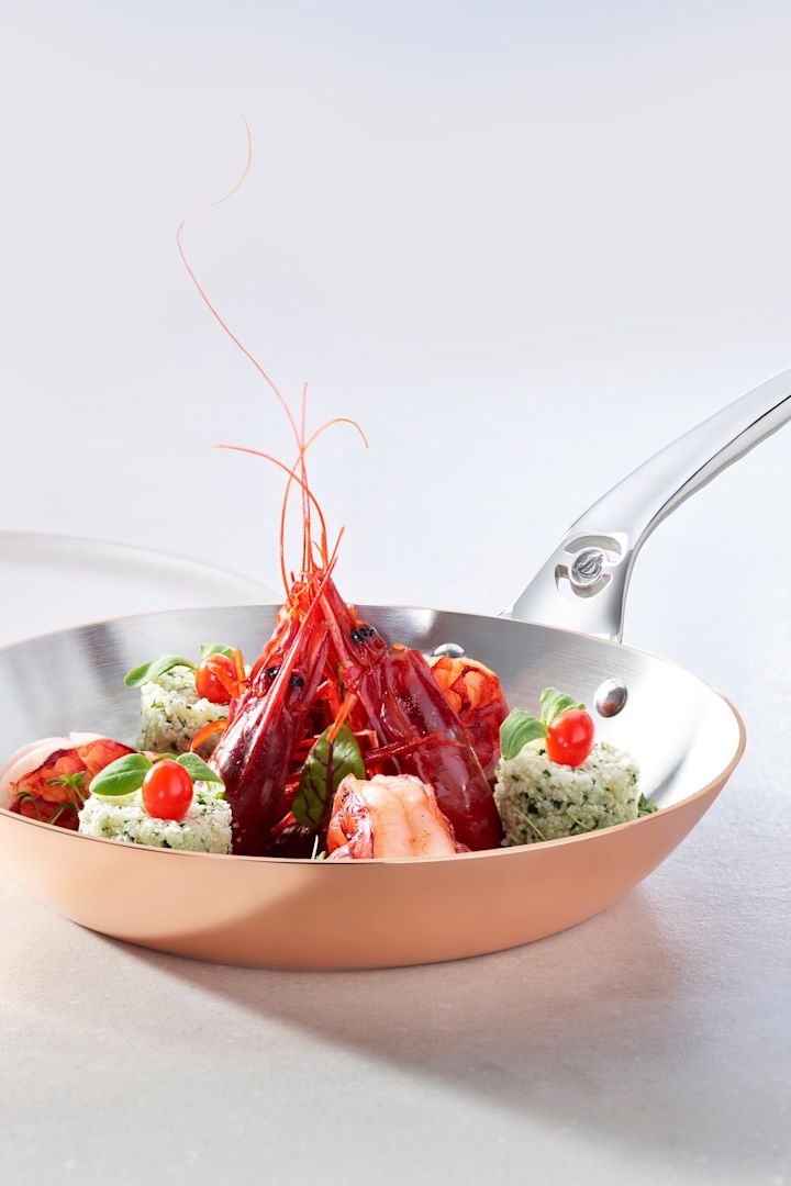 Ein lecker aussehendes Gericht wurde in der Prima Matera Pfanne von De Buyer zubereitet.