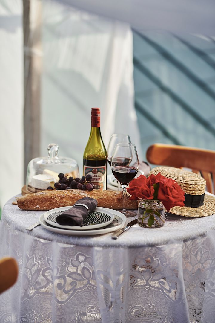 Genießen Sie Baguette und Wein auf dem Balkon 