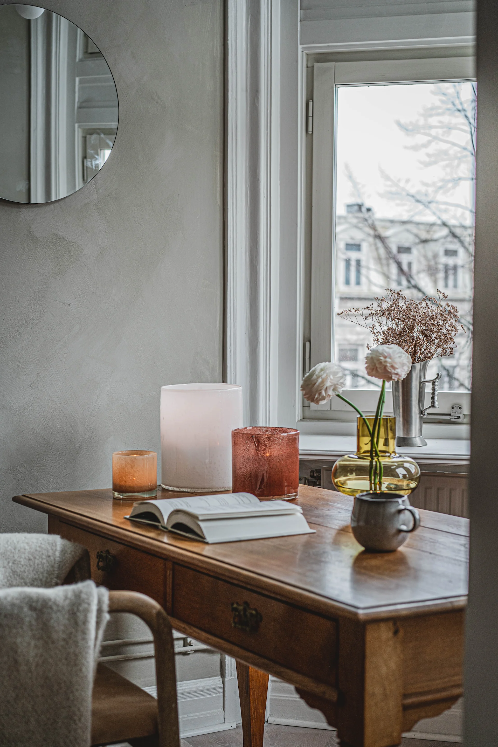 Platzieren Sie kleine persönliche Details in Ihrem Schlafzimmer und gruppieren Sie Laternen in verschiedenen Designs für ein schönes Stillleben im Raum!