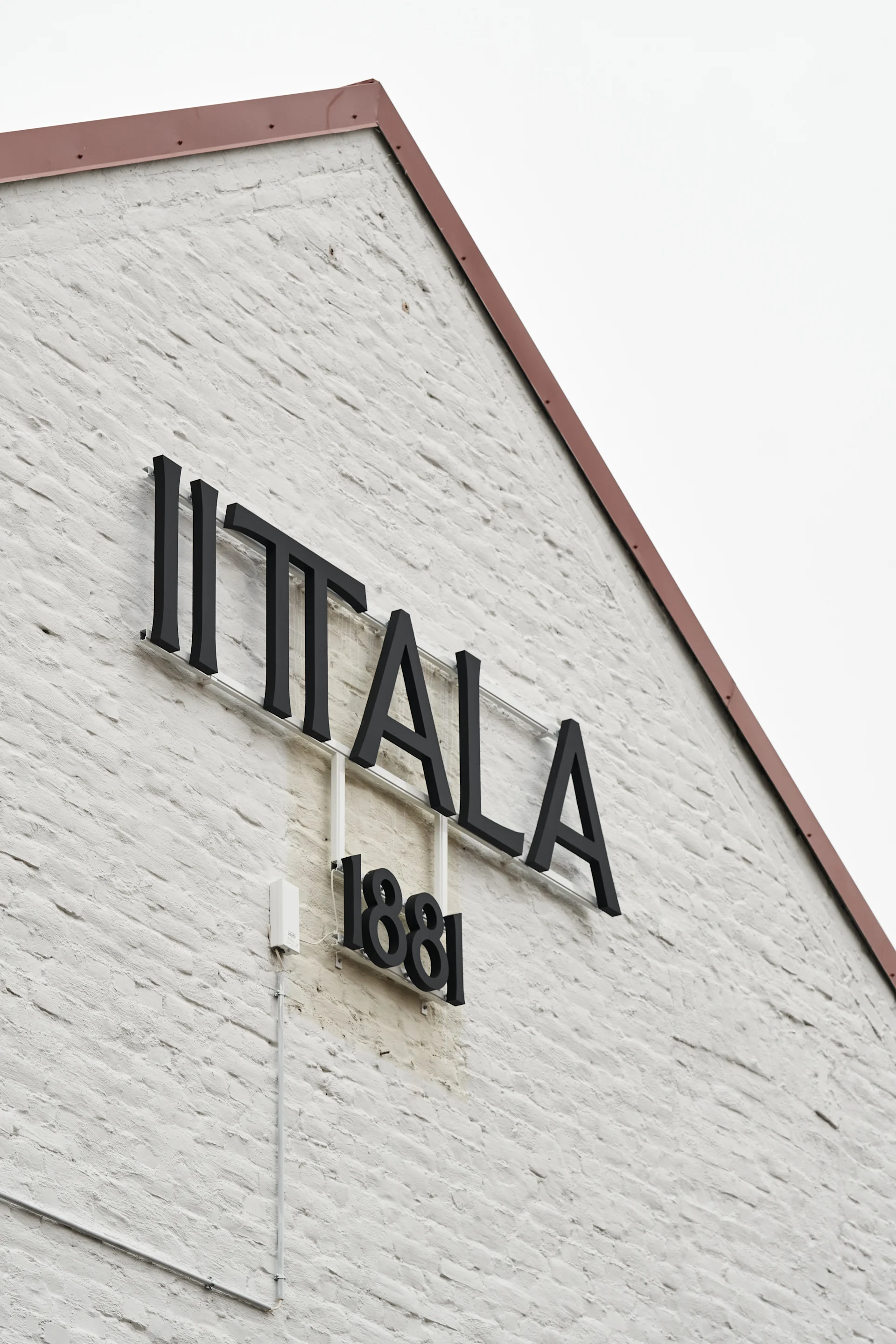 Eine Hausseite der Iittala Glasfabrik.