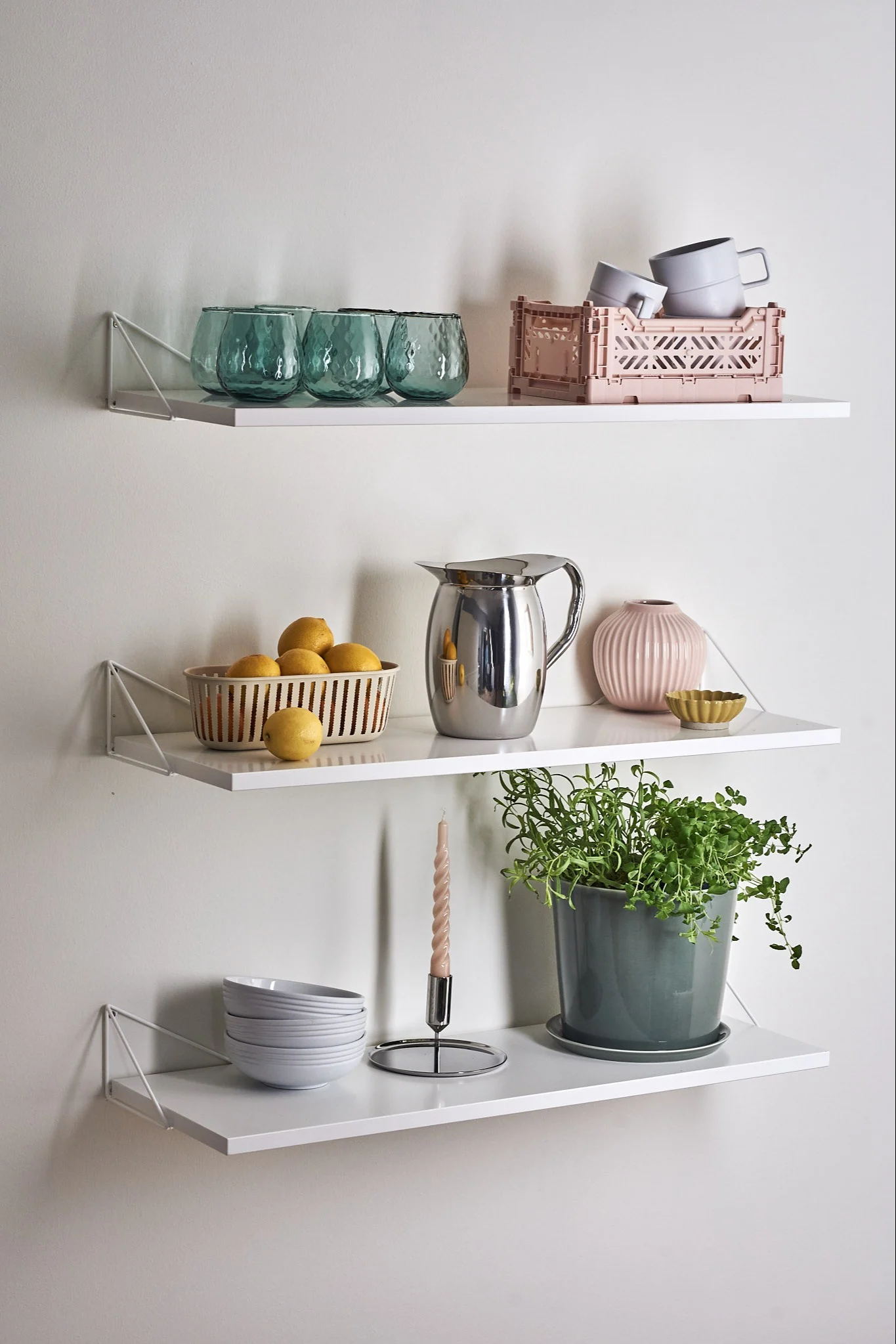 Stilvolles Pythagoras-Regal von Maze in frühlingshaften Pastelltönen mit trendigen Details wie skulpturalen Kerzen, Glas und weißem Porzellan von NJRD.