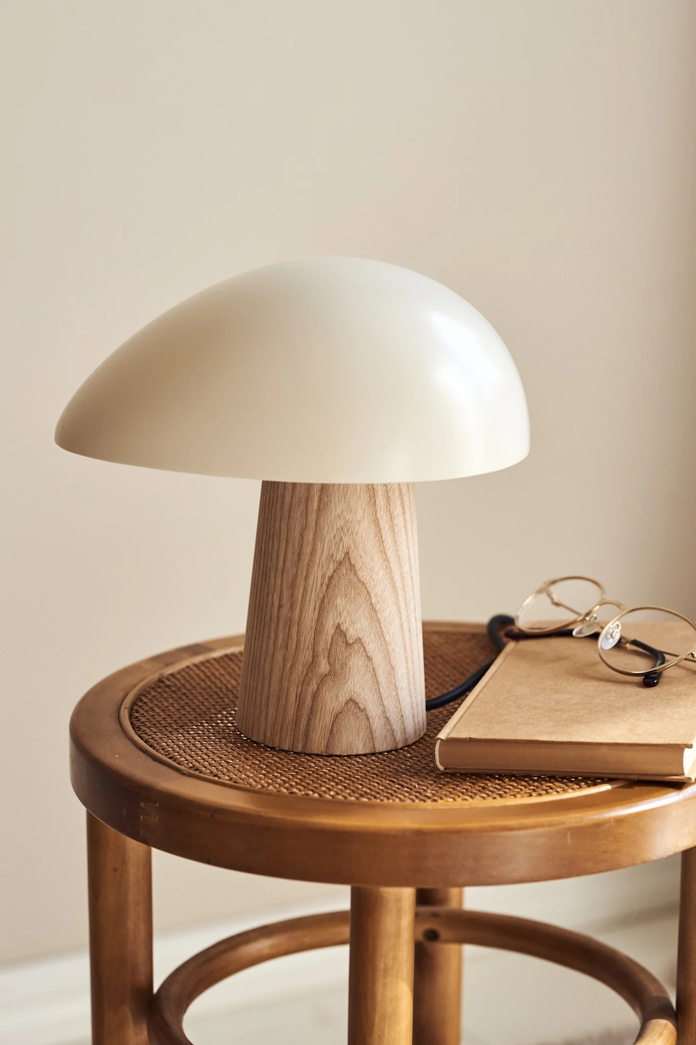 Schaffen Sie ein gemütliches Hygge-Wohnzimmer mit gemütlichen Tischleuchten wie der Night Owl Tischleuchte von Fritz Hansen. 