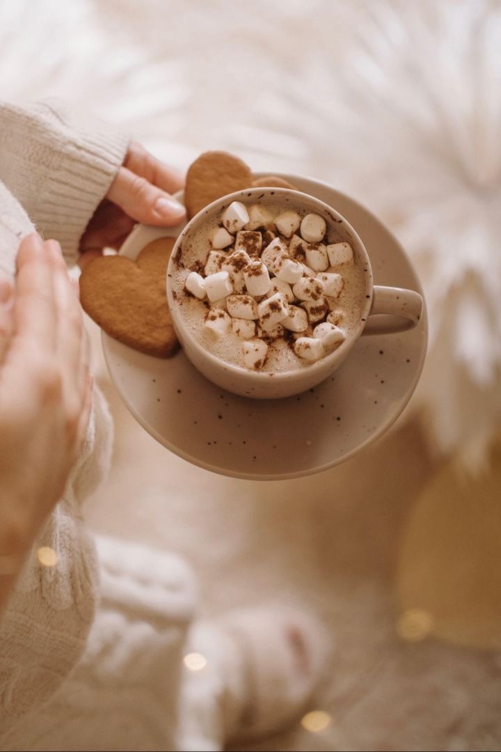Einfache Weihnachtscocktails: Dekorieren Sie Ihre Heiße Schokolade mit Mini-Marshmallows und servieren Sie sie in einer Freckles-Tasse von Scandi Living.