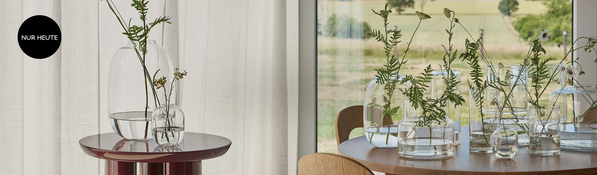 Transparente Glasvasen mit Farnen und Wildblumen auf zwei Tischen vor grüner Landschaft. Oben links: schwarzer Kreis mit 'NUR HEUTE'.