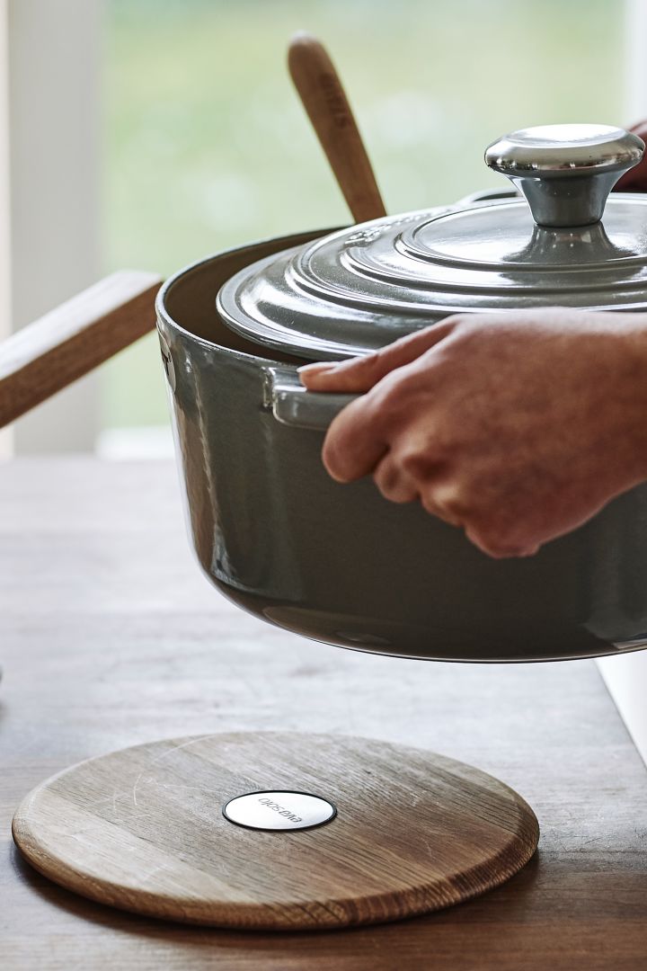 Der magnetische Topfuntersetzer Nordic Kitchen von Eva Solo ist ein praktischer Helfer, um Ihren Alltag zu erleichtern und zudem ein wirklich stylisches Küchenutensil.
