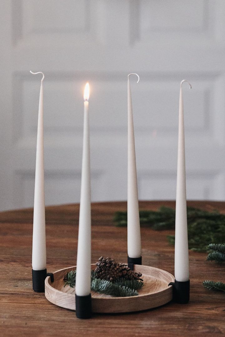 Dekorieren mit traditioneller skandinavischer Weihnachtsdekoration – Der Luna Kerzenhalter von Applicata eignet sich perfekt als minimalistischer Adventskranz. Die Halterungen sind verstellbar, sodass Sie die Kerzen ganz nach Ihren Vorlieben verteilen können.