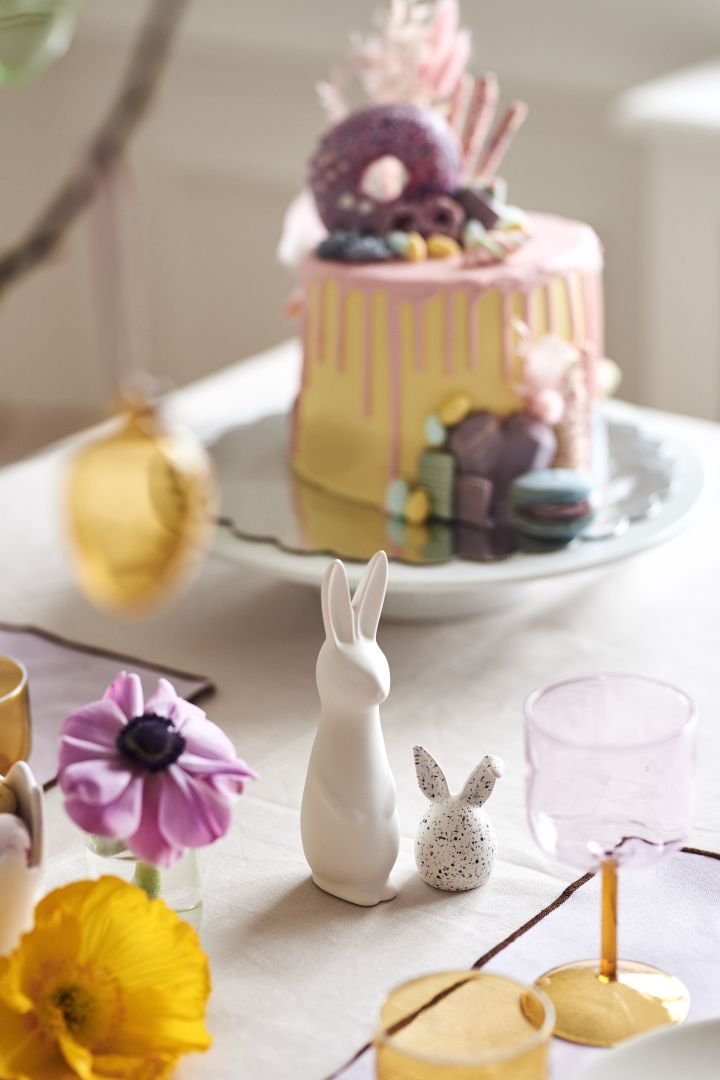 Gestalten Sie einen festlich gedeckten Ostertisch in frühlingshaften Pastellfarben mit der Swedish rabbit Figur und dem Triplets Osterhasen 3er Pack von DBKD.